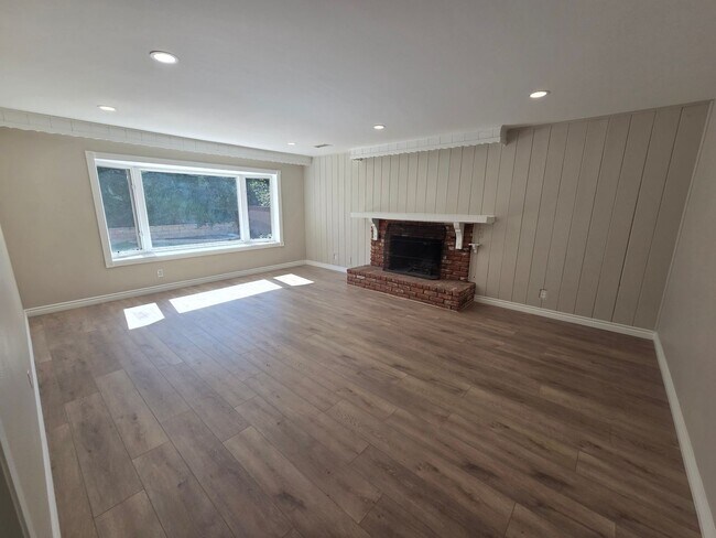 Building Photo - 3+2 Single Family Home in Thousand Oaks - ...