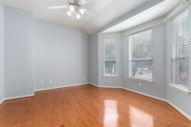 Building Photo - 707 W Heights Hollow Ln