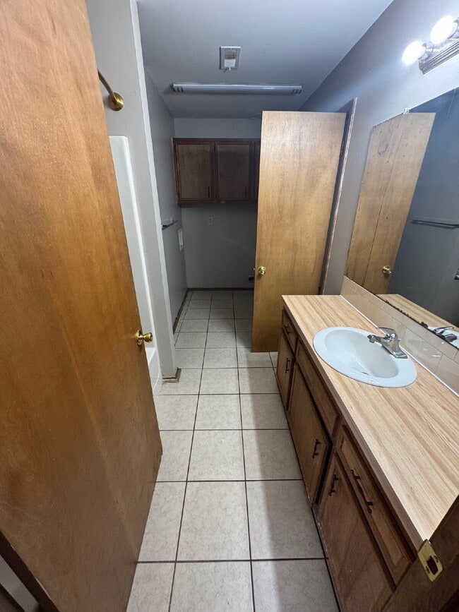 Building Photo - "Charming 2-Bed Duplex in Derby, KS – Your Cozy Retreat Awaits at 206 Osage!"