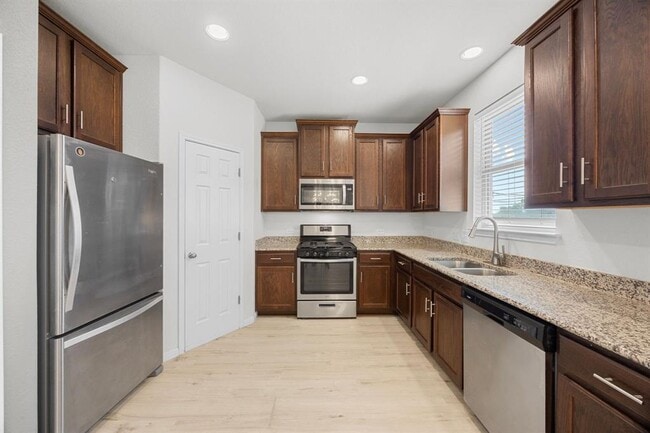 Building Photo - 305 Earl Keen St