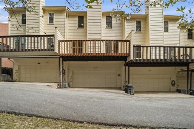 Building Photo - 2600 Holcomb Springs Dr