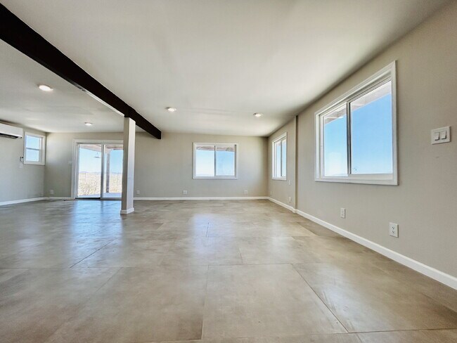 Building Photo - Quiet 2 bd House Surrounded by Open Desert