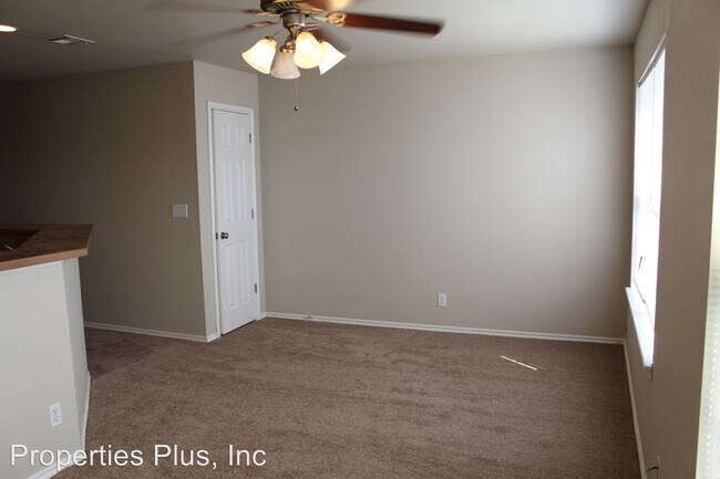 Building Photo - 943-943 Hamilton Falls