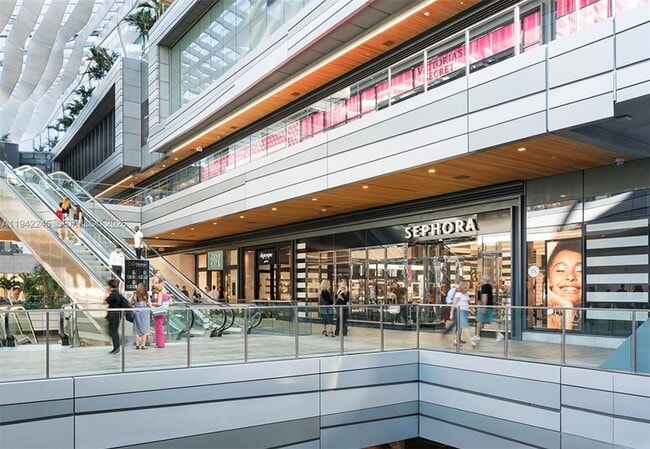 Building Photo - 1010 Brickell Ave