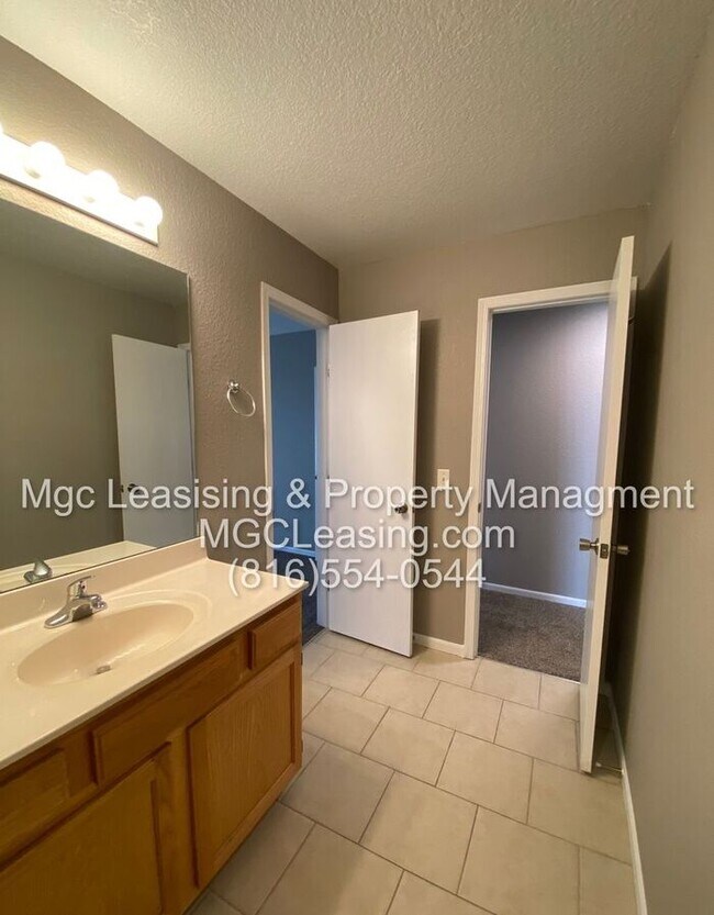 Building Photo - Superior Location in the heart of Blue Springs!