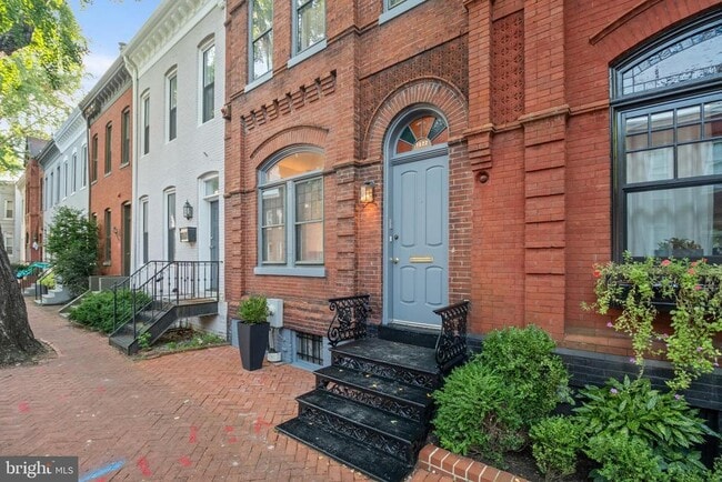 Building Photo - 1522 Swann St NW