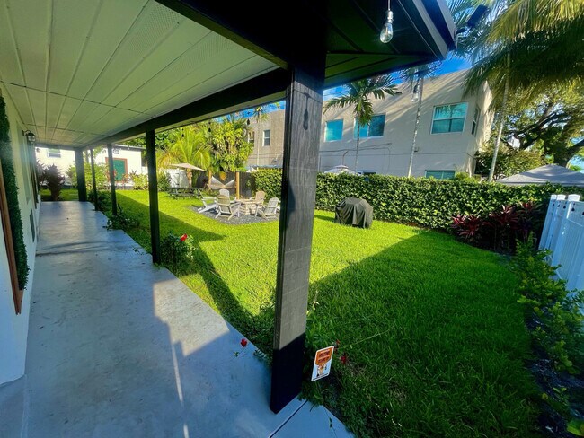 Building Photo - 820 NE 14th Ave