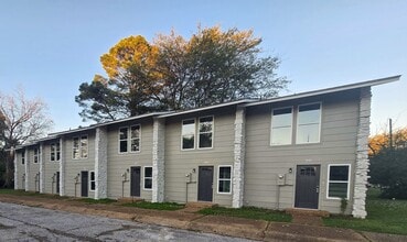 Building Photo - Newly Remodeled 2/1.5 Townhouse in Newport!