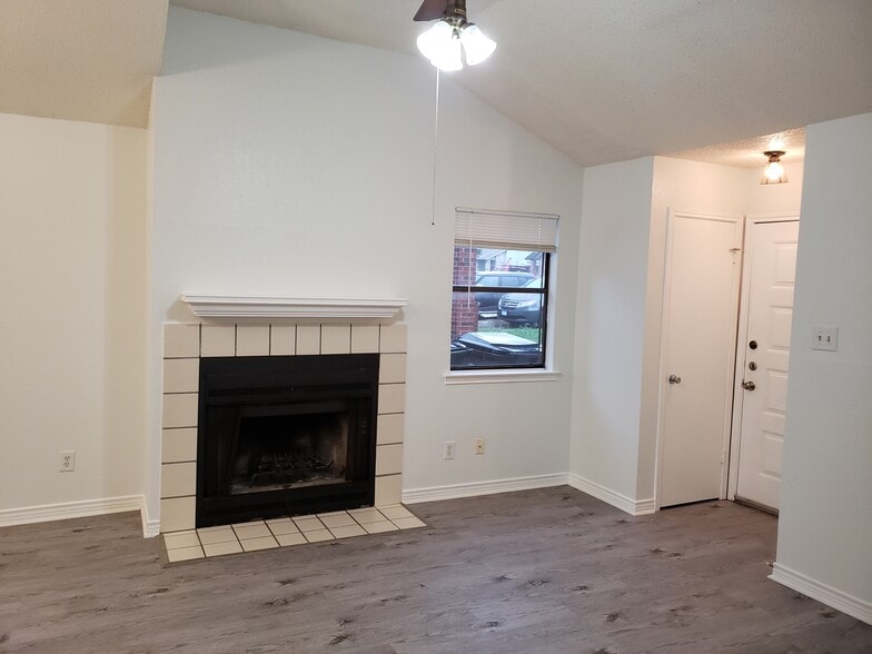 Livingroom - 915 Hyridge St