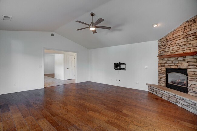 Building Photo - Extra spacious 3 bed 2 bath home in Kingsw...