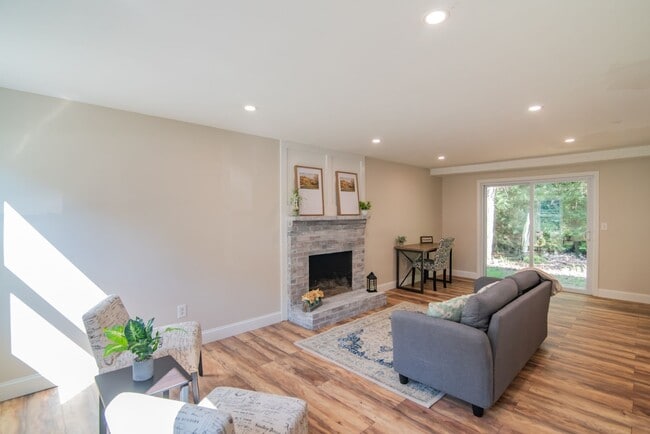 Building Photo - 11 Chatham St