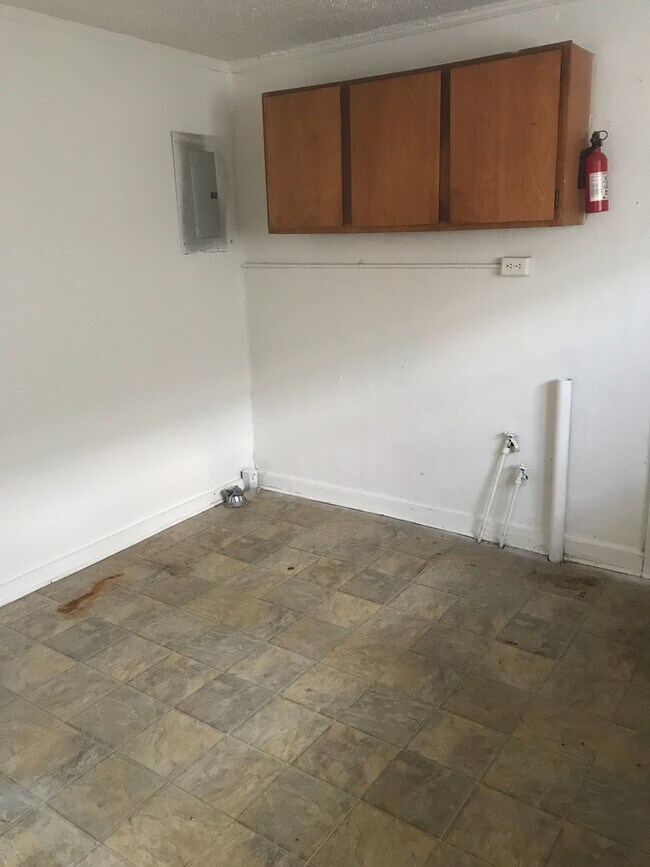 Building Photo - 715 W 46th St