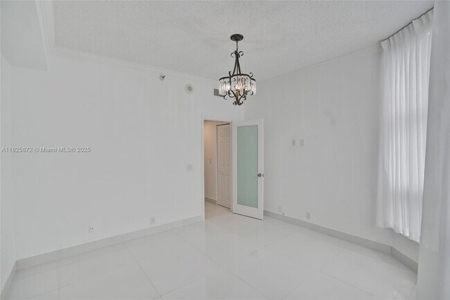 Building Photo - 3500 Mystic Pointe Dr