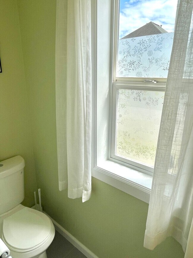 Building Photo - Boise Neighborhood 2-Story with Hardwood F...