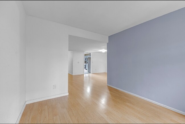 Building Photo - 8880 Old Kings Rd S