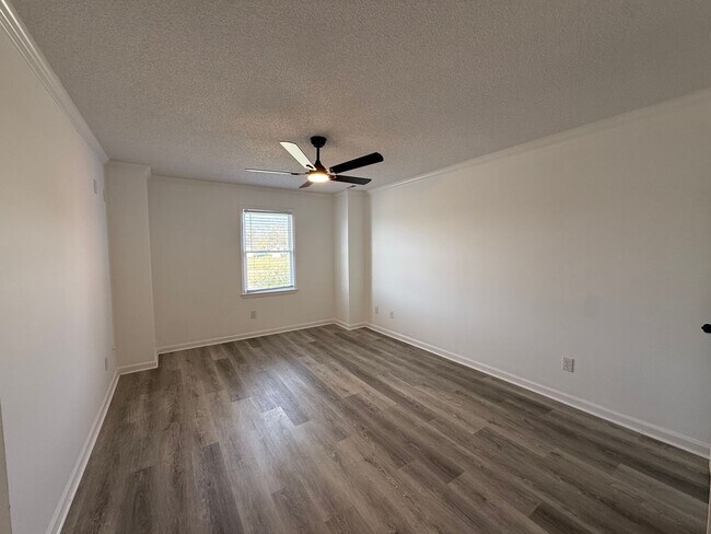 Building Photo - Newly Renovated Townhome 2 Bedroom - 2.5 Bathrooms