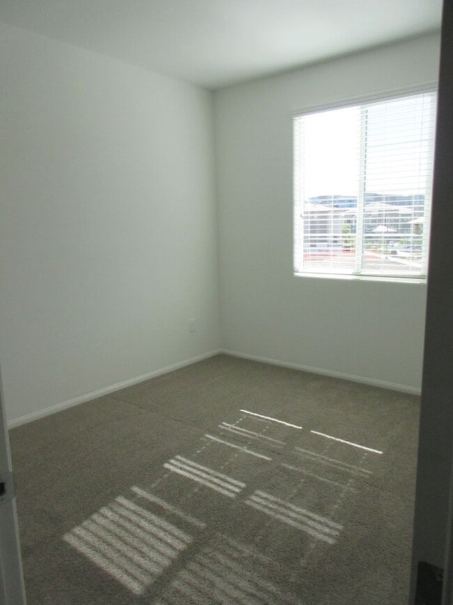 Building Photo - Brand new Beautiful 3bed 2bath townhome