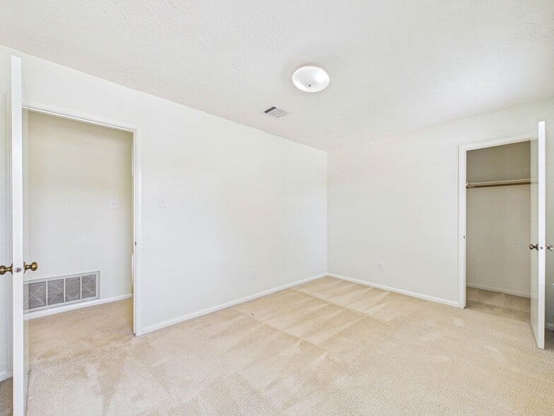 Building Photo - 814 Lochnell Dr