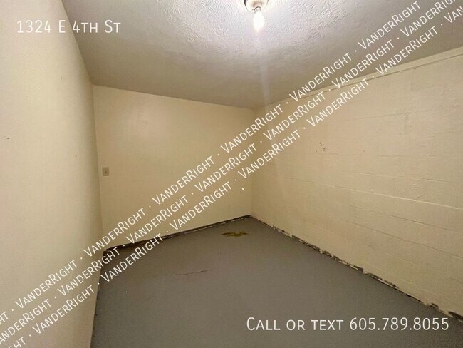 Building Photo - 1324 E 4th St