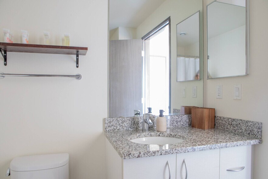 Building Photo - 1840 N Farwell Ave