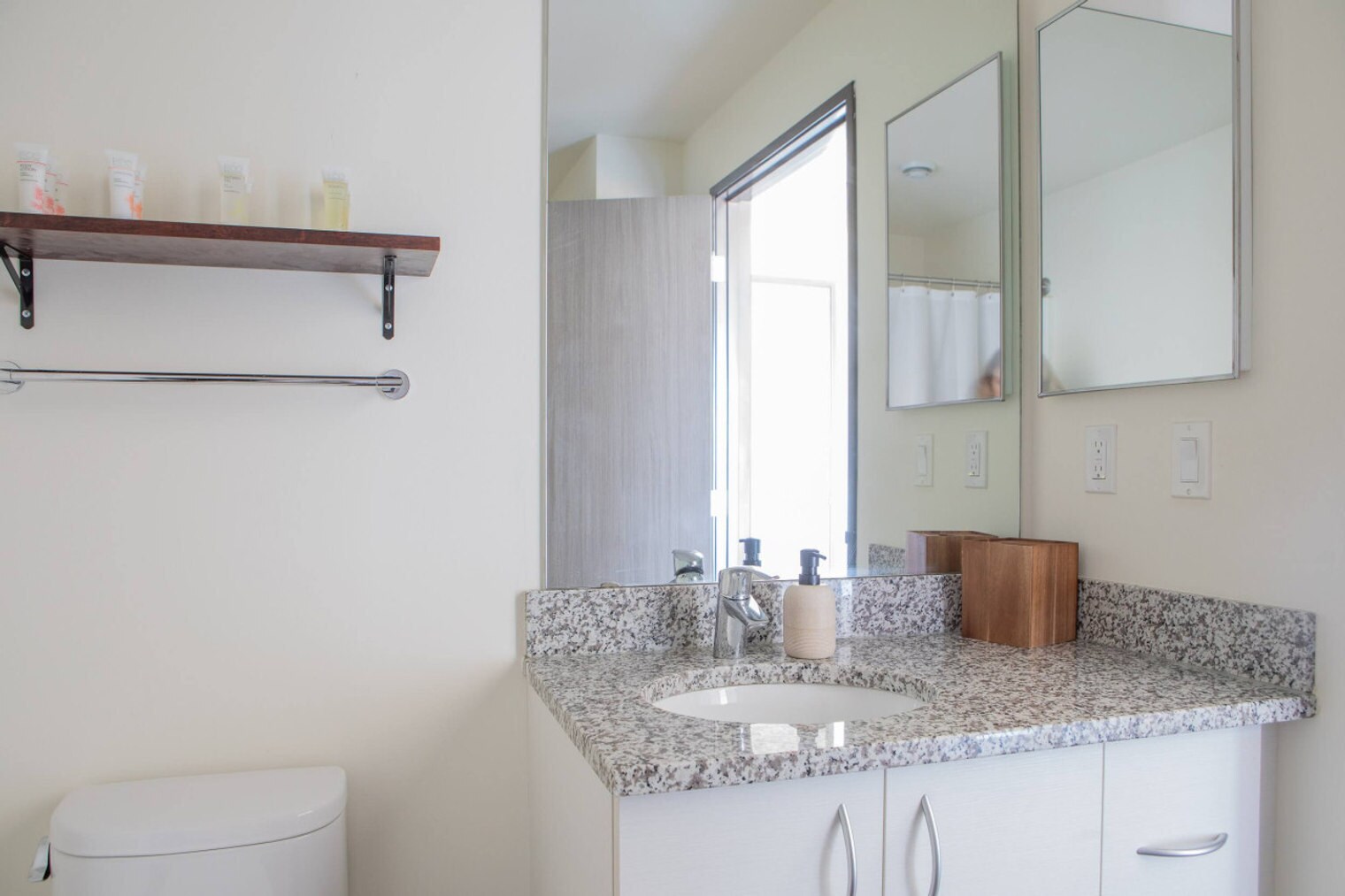 Building Photo - 1840 N Farwell Ave