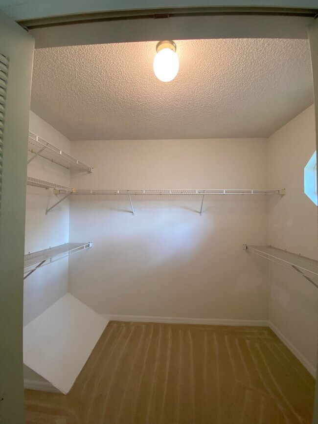 Building Photo - Spacious 3 Bedroom's, 2.5 bath condo in Lakeview Village.