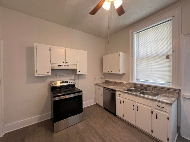 Building Photo - 320 3rd St
