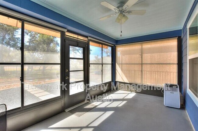 Building Photo - 220 Comal Ln