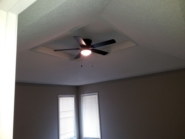 Building Photo - Coming Soon – Beautifully Renovated 4-Bedroom Home in Blue Springs!