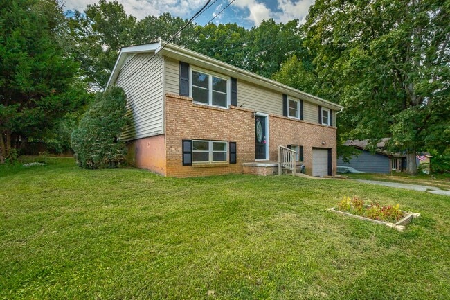 Building Photo - Spacious House in Hixson