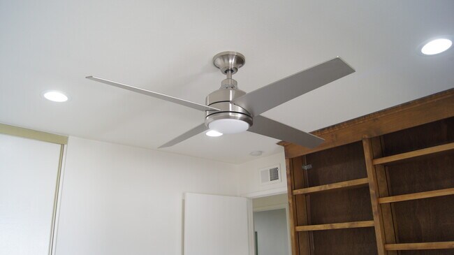 Building Photo - 27403 Garza Dr