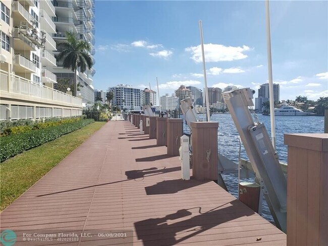 Building Photo - 511 Bayshore Dr