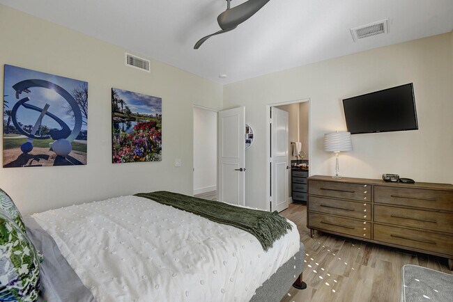 Building Photo - 440 Desert Holly Dr