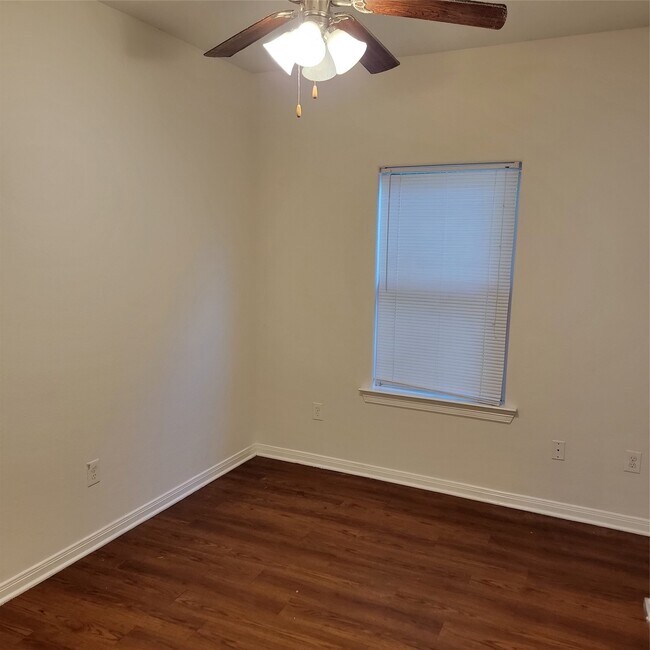 Building Photo - 322 7th Ave N