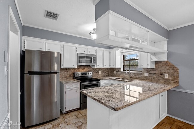 Building Photo - Check Out This 3 Bedroom 2 Bath Close to B...