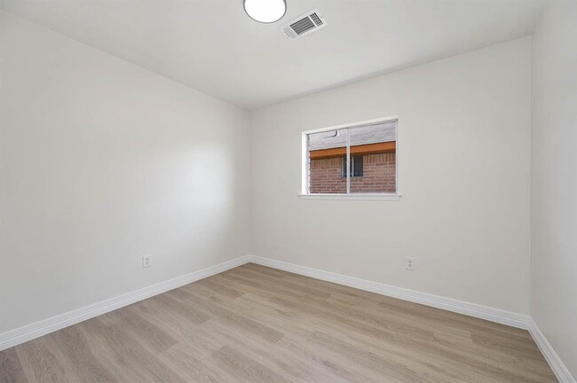 Building Photo - 15006 Wellman Ln