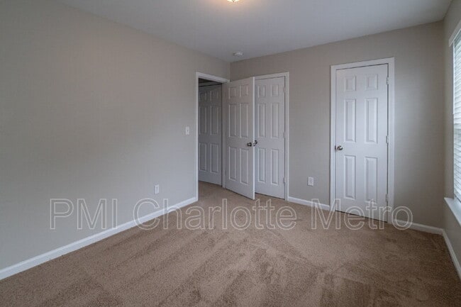 Building Photo - 1525 Crandon Dr