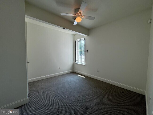 Building Photo - 1131 W Nevada St