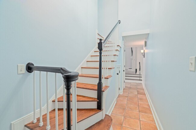 Building Photo - Stylish City Living in Historic Charleston