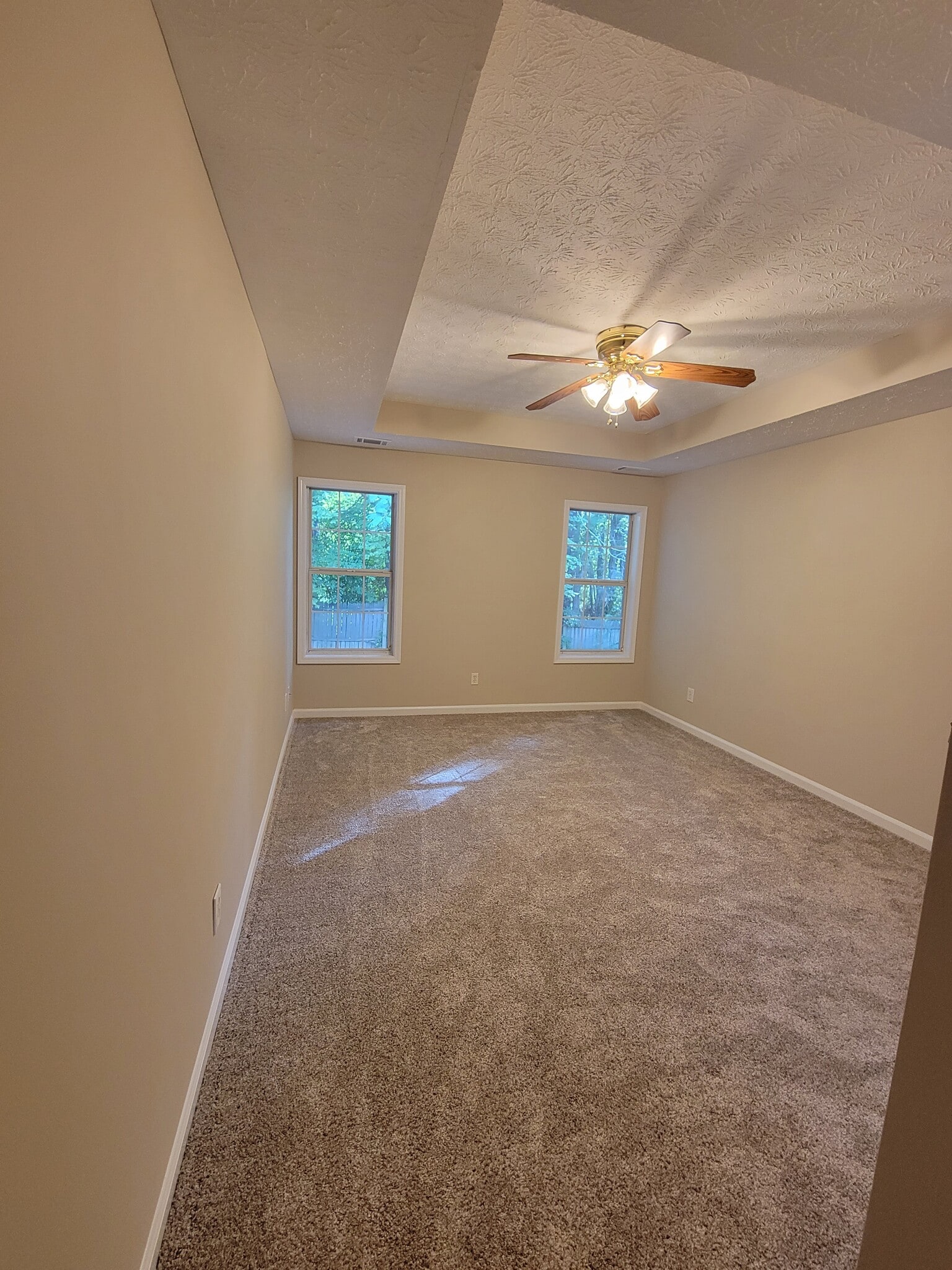 Primary bedroom - 119 Bay Court Dr