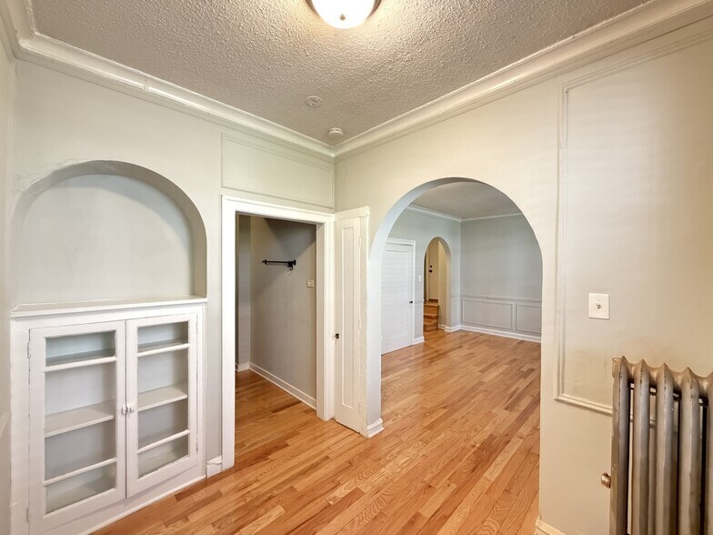 Building Photo - 525 W Surf