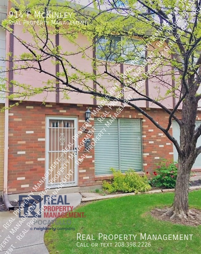 Primary Photo - 2 bed 1.5 bath townhome - Covered parking