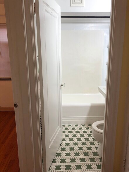 Building Photo - 735 Lincolnway E