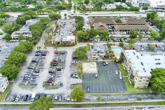 Building Photo - 10413 N Kendall Dr