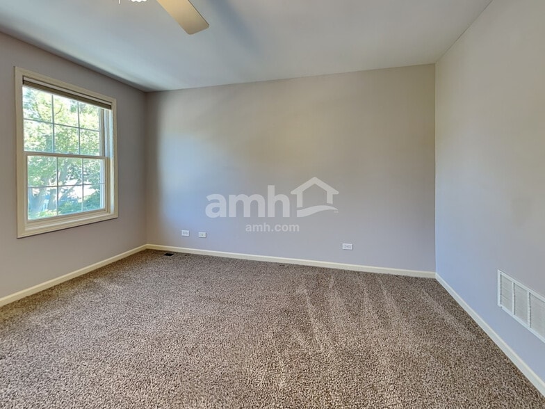 Building Photo - 576 N River St