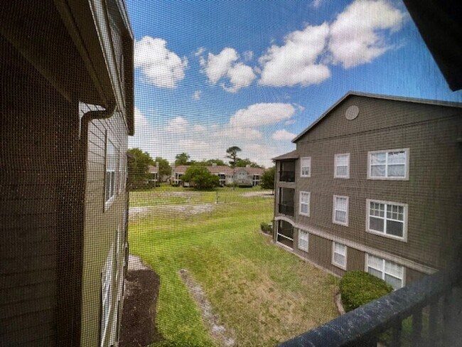 Building Photo - NEW-Remodeled bathroom & kitchen! NEW VINYL PLANK flooring & fresh paint! 2 bedroom 1 bath condo ...