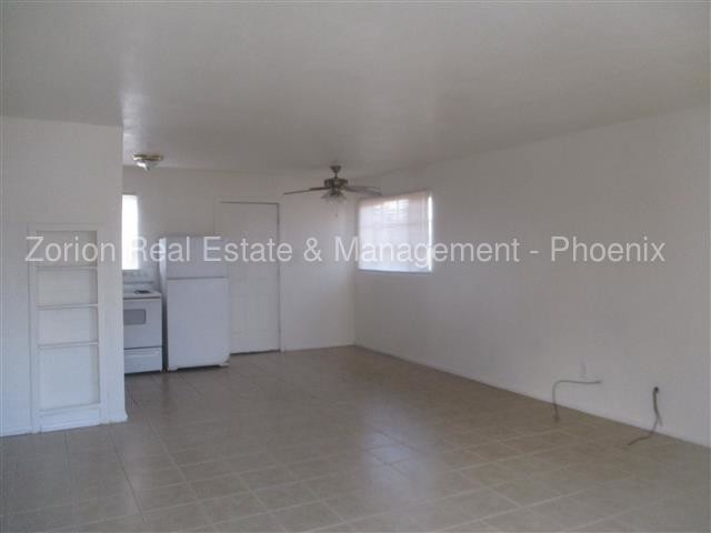 Building Photo - 302 W 11th St