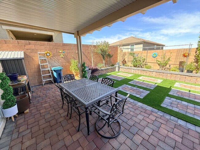 Building Photo - Gated NW community 5Bed