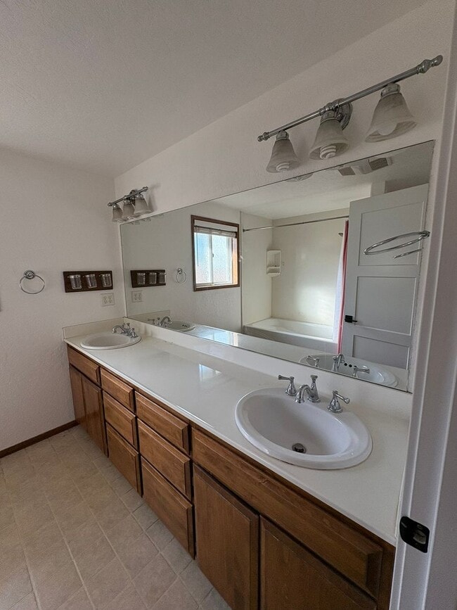 Building Photo - 4 Bed 2 Bath House Modern Comfort Meets En...