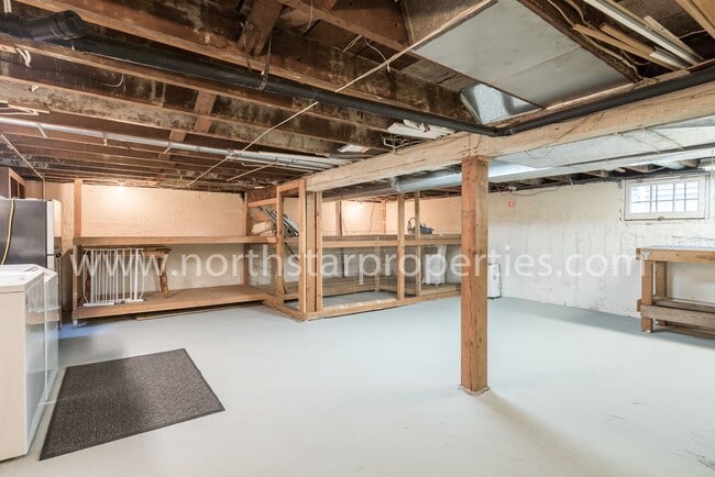 Building Photo - Amazing upscale John's Landing home.